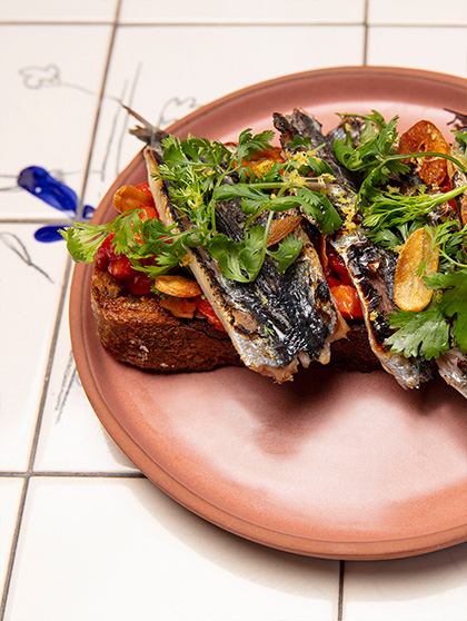 TORRICADO DE SARDINHA COM SALADA DE PIMENTOS ASSADOS